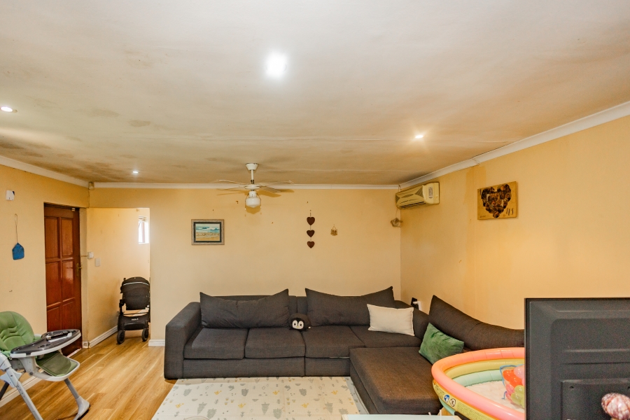 6 Bedroom Property for Sale in Uitzicht Western Cape